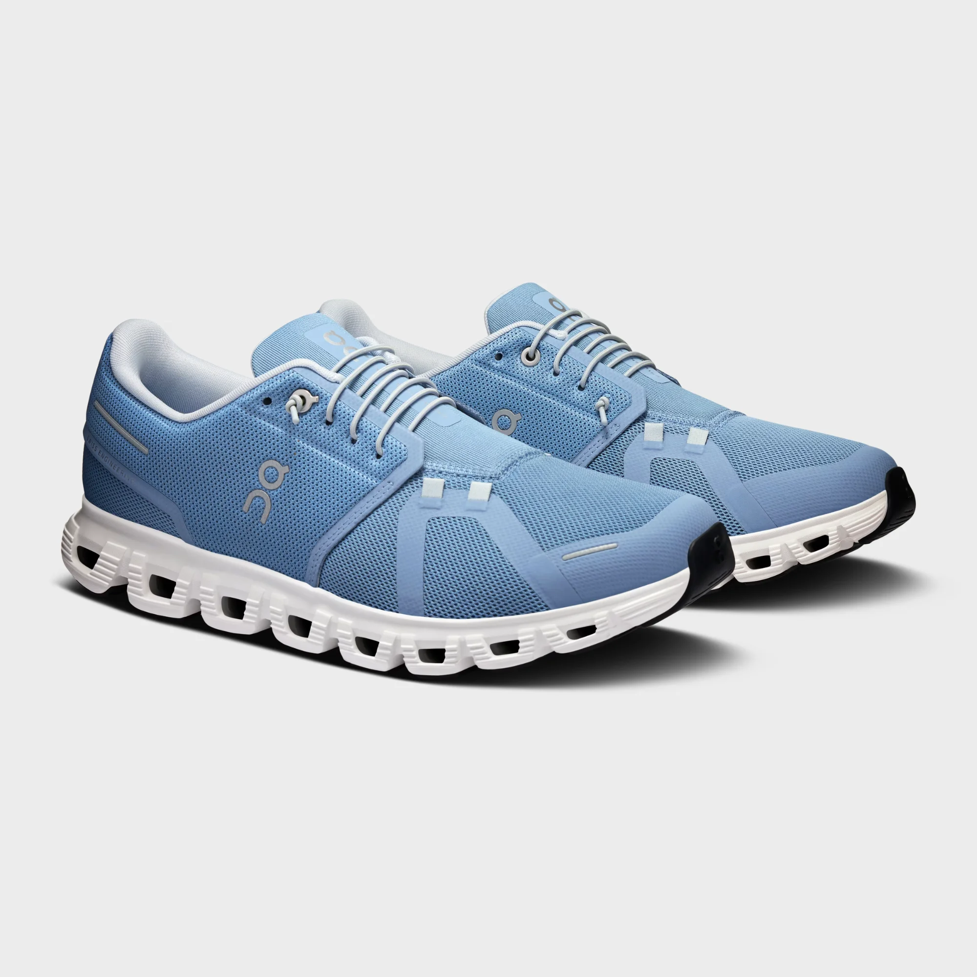 on cloud 6 chambray white side view, on running cloud 6 mens sneaker, on cloud 6 cloudtec sole closeup, on cloud 6 white blue profile, on running shoe outsole detail, on cloud 6 on feet look, lightweight swiss running shoe,