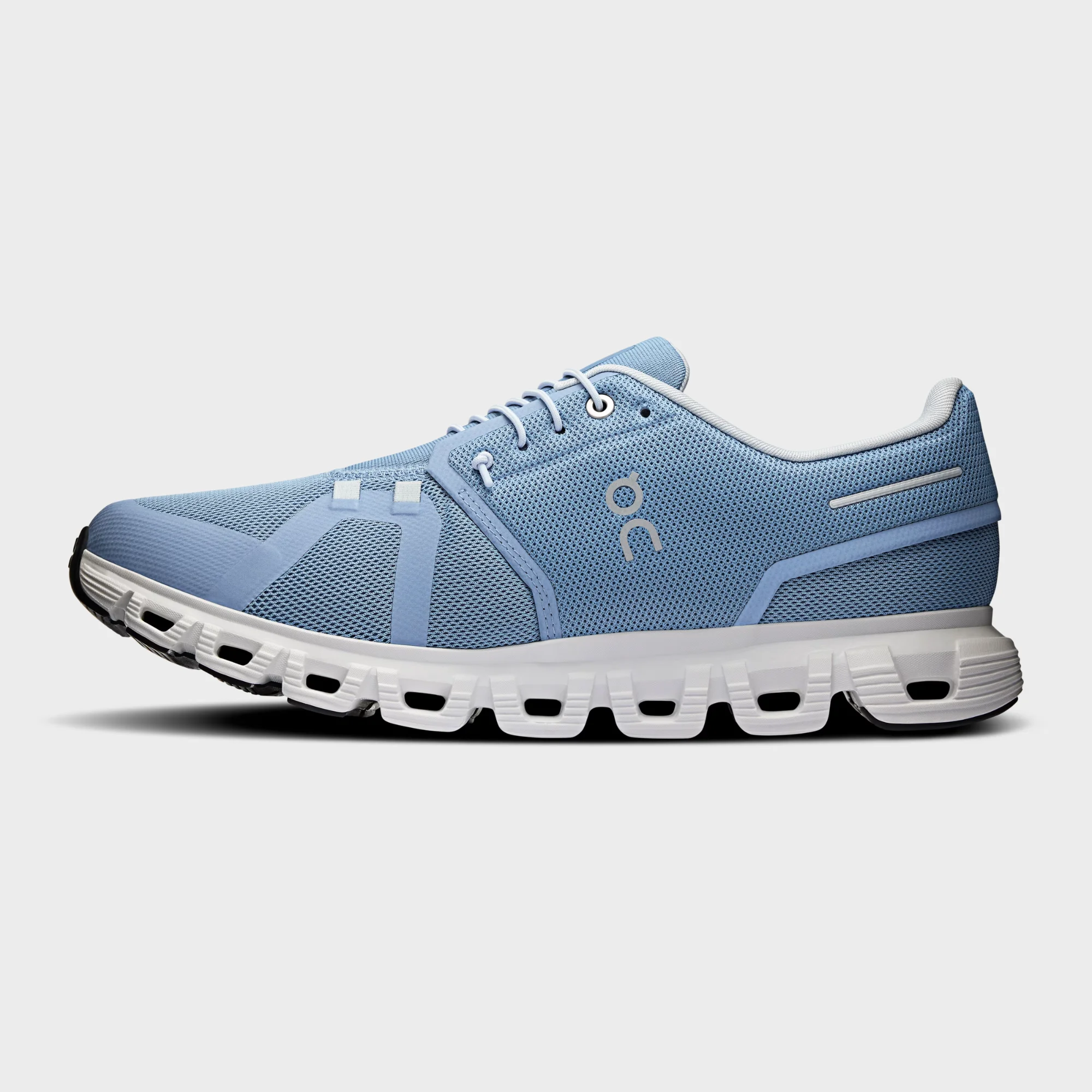 on cloud 6 chambray white side view, on running cloud 6 mens sneaker, on cloud 6 cloudtec sole closeup, on cloud 6 white blue profile, on running shoe outsole detail, on cloud 6 on feet look, lightweight swiss running shoe,