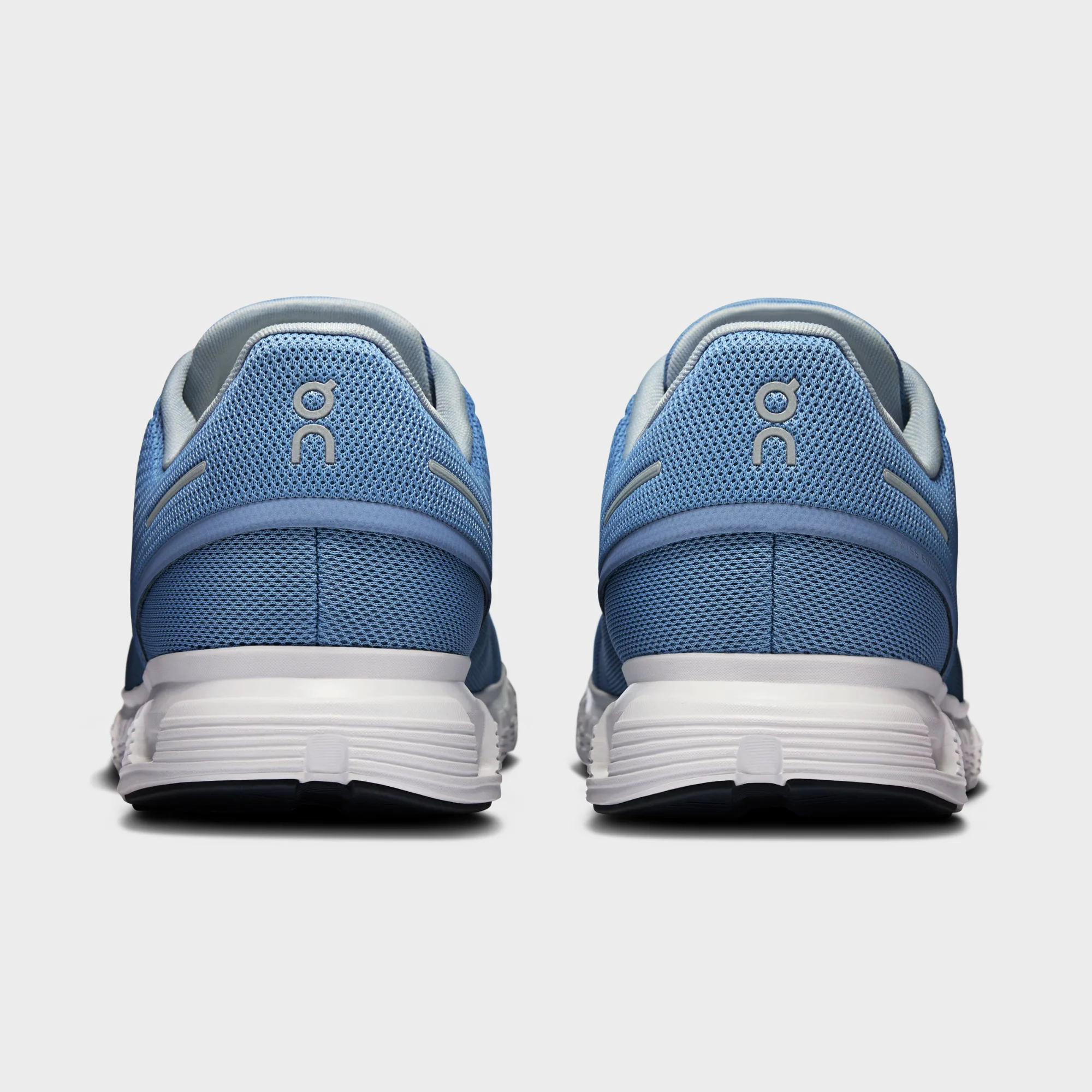 on cloud 6 chambray white side view, on running cloud 6 mens sneaker, on cloud 6 cloudtec sole closeup, on cloud 6 white blue profile, on running shoe outsole detail, on cloud 6 on feet look, lightweight swiss running shoe,