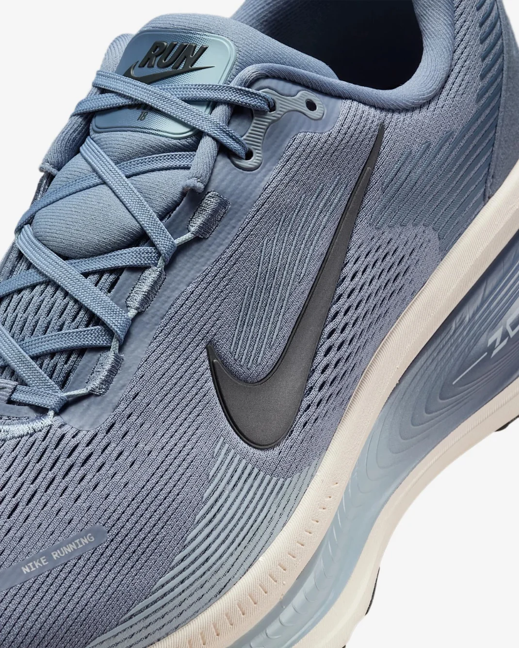 Nike Vomero 18 Ashen Slate upper close up, Nike Vomero 18 IF0514-401 Nike branding close up, Nike Vomero 18 Extra Wide mesh upper close up, Nike Vomero 18 blue grey shoe detail,